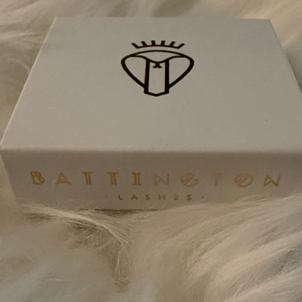 Battington Lashes in White and Gold